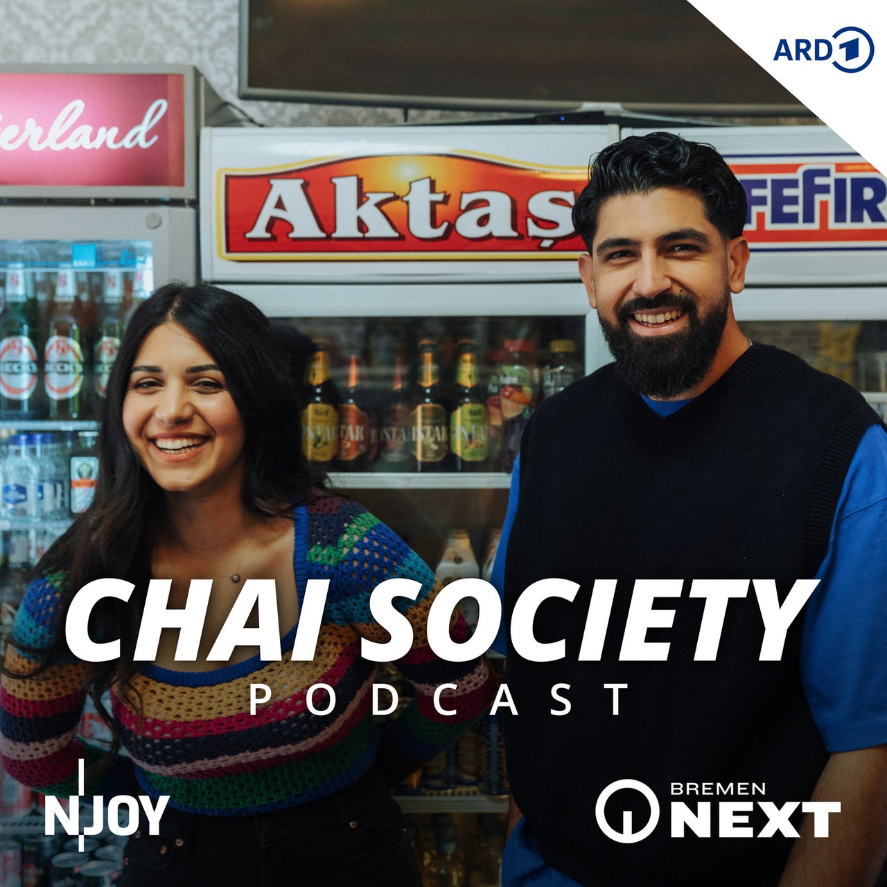 Meltem und Yosuf von chai Society stehen in einem Kiosk. 