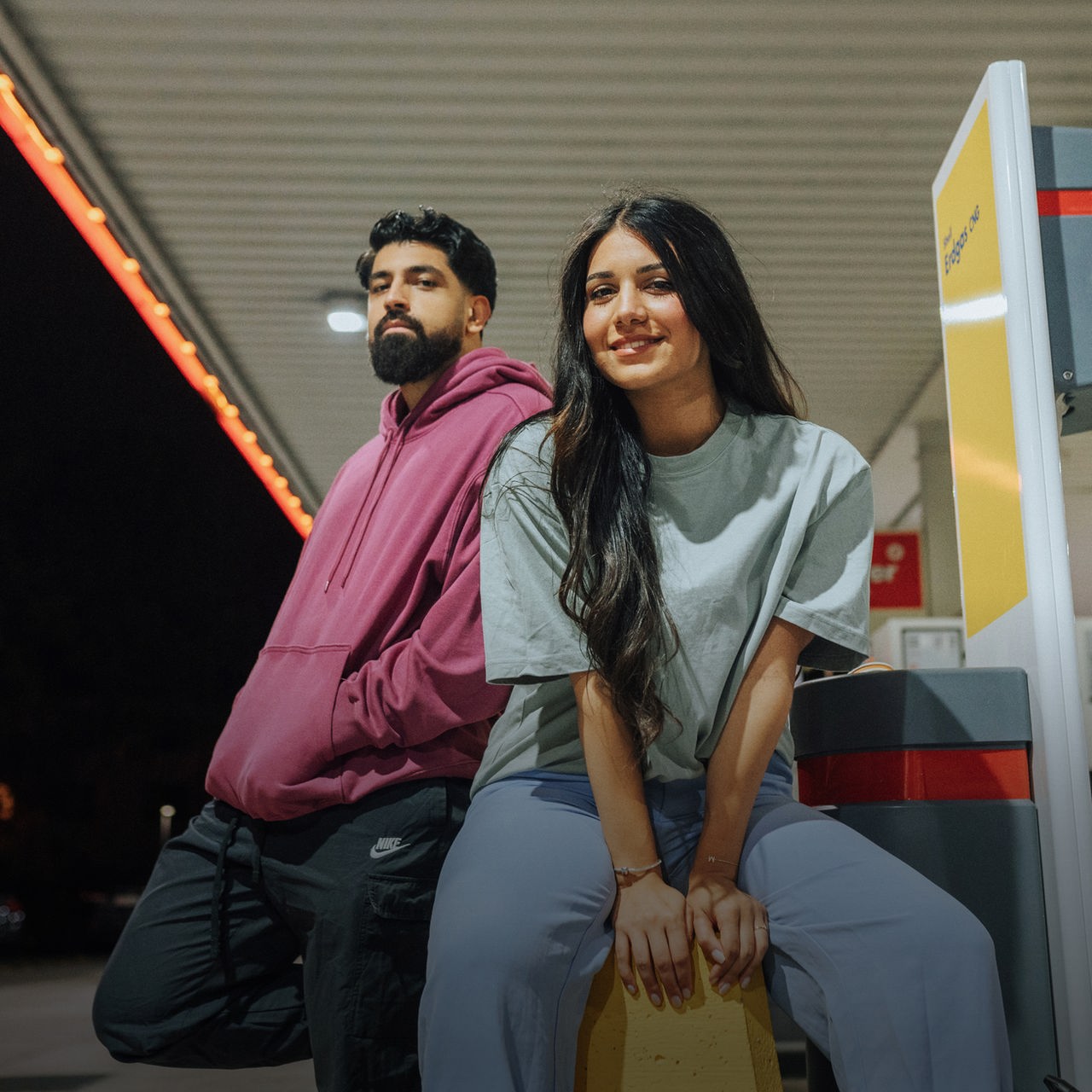 Meltem und Yousuf bei einer Tankstelle. 