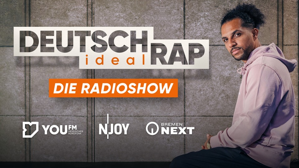 Moderator Simon Vogt blickt sitzend in die Kamera, Schriftzug der Sendung "Deutschrap ideal – Die Radioshow", Logos der beteiligten Landesrundfunkanstalten